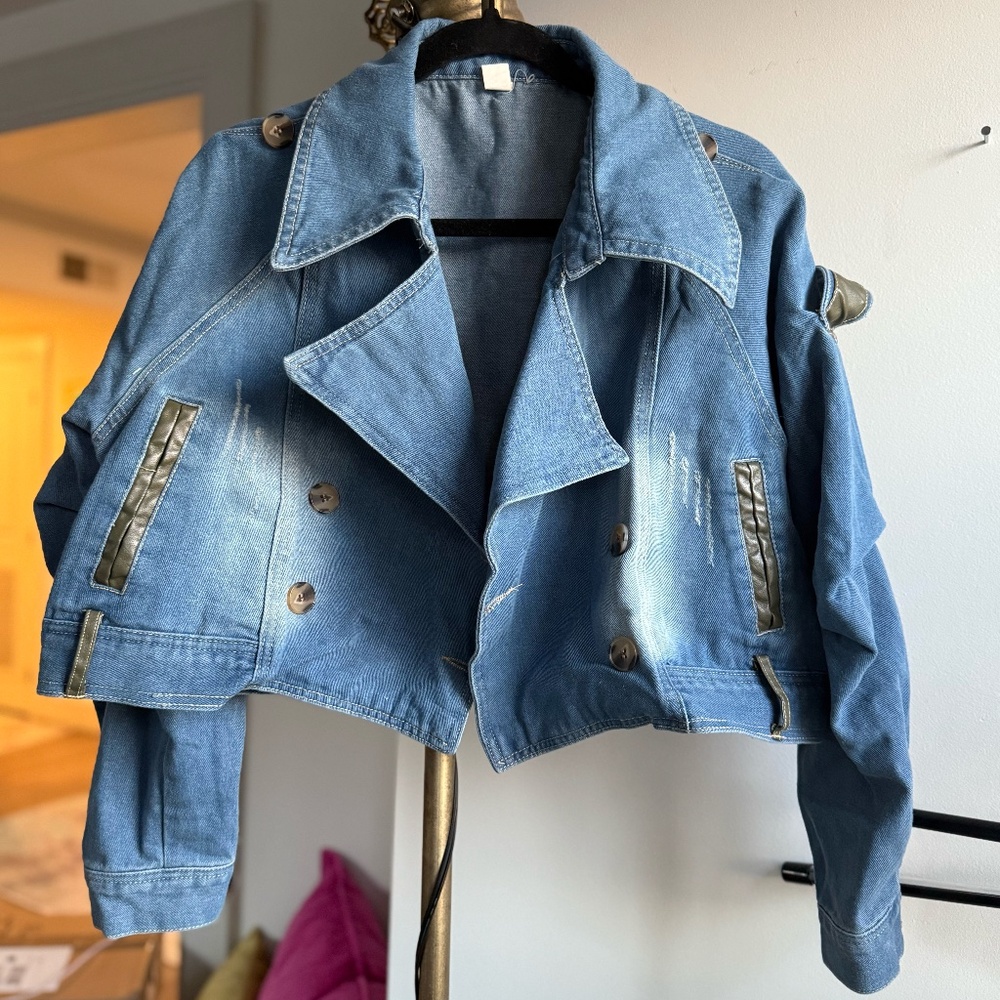 Cropped Jean Jacket Light Wash